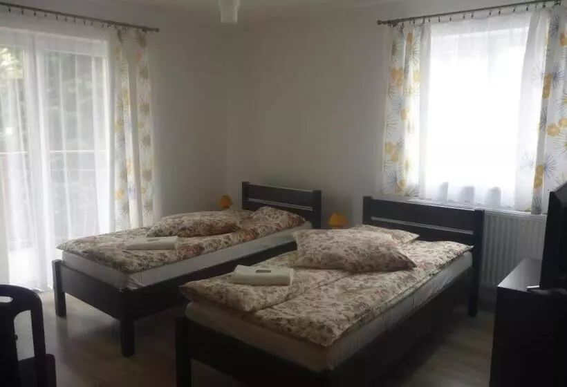 Hotelli Ośrodek Wypoczynkowy Nad Stawem   Holiday Resort By The Lake   Erholungsheim Am See   Prázdninový Dů