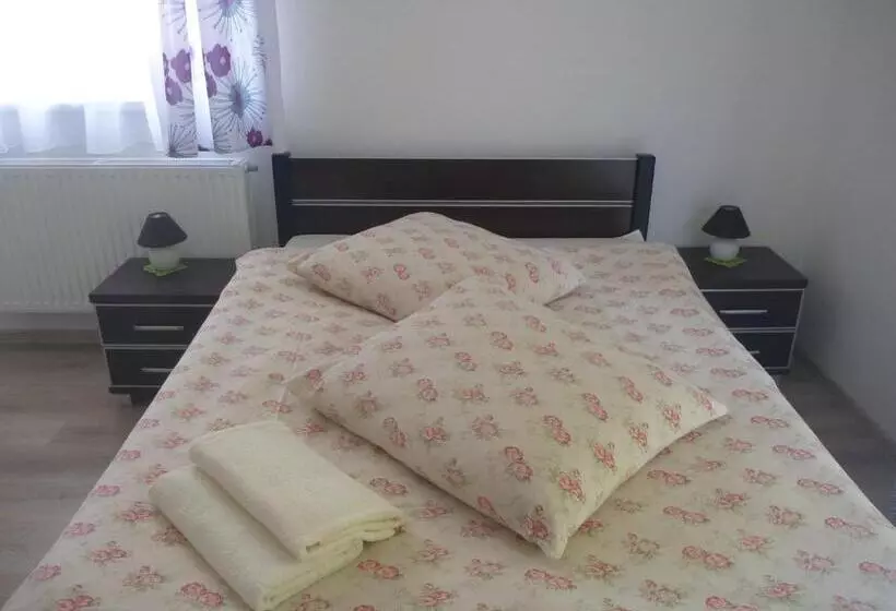 Hotelli Ośrodek Wypoczynkowy Nad Stawem   Holiday Resort By The Lake   Erholungsheim Am See   Prázdninový Dů