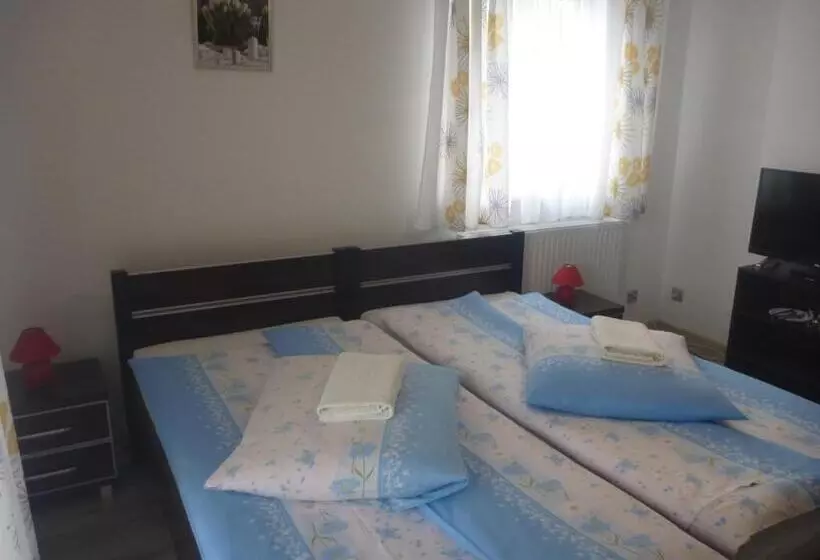 Hotelli Ośrodek Wypoczynkowy Nad Stawem   Holiday Resort By The Lake   Erholungsheim Am See   Prázdninový Dů