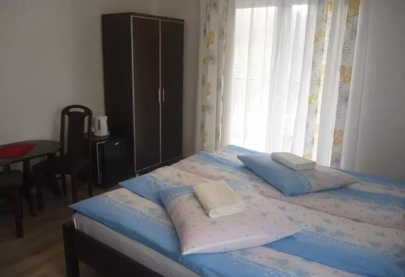 Hotelli Ośrodek Wypoczynkowy Nad Stawem   Holiday Resort By The Lake   Erholungsheim Am See   Prázdninový Dů