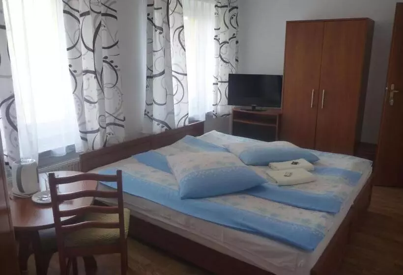 Hotelli Ośrodek Wypoczynkowy Nad Stawem   Holiday Resort By The Lake   Erholungsheim Am See   Prázdninový Dů