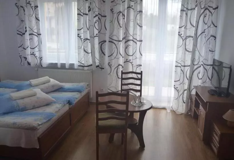 Hotelli Ośrodek Wypoczynkowy Nad Stawem   Holiday Resort By The Lake   Erholungsheim Am See   Prázdninový Dů