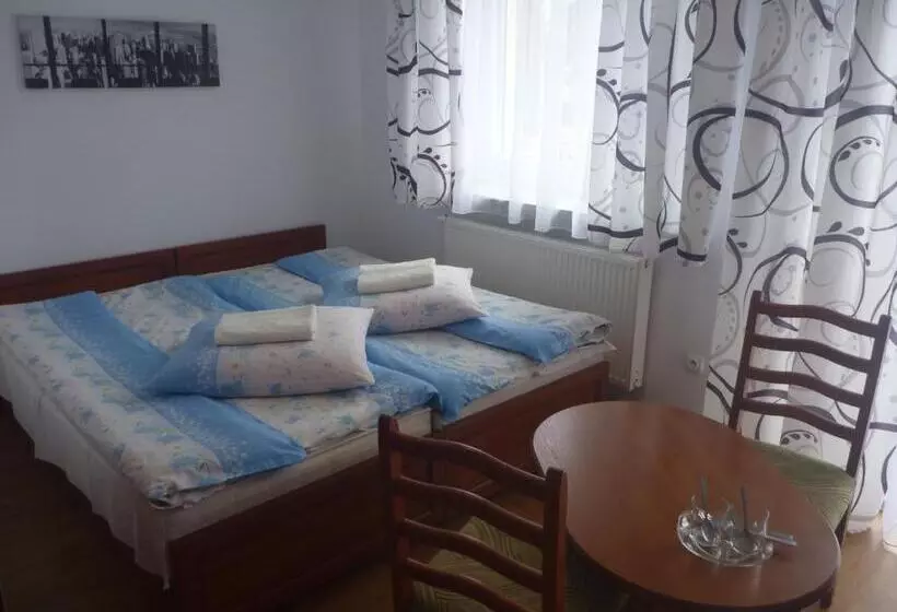 Hotelli Ośrodek Wypoczynkowy Nad Stawem   Holiday Resort By The Lake   Erholungsheim Am See   Prázdninový Dů