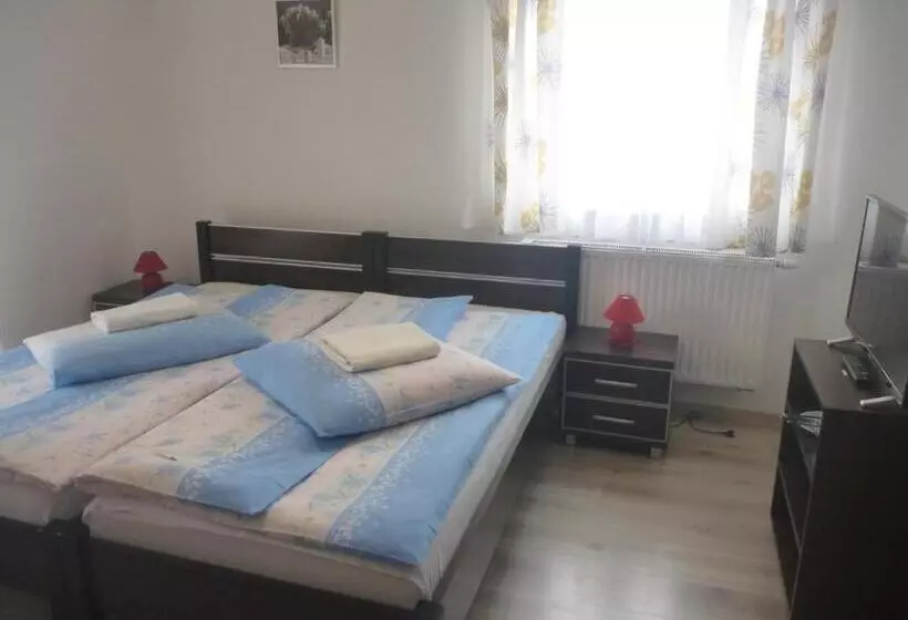 Hotelli Ośrodek Wypoczynkowy Nad Stawem   Holiday Resort By The Lake   Erholungsheim Am See   Prázdninový Dů