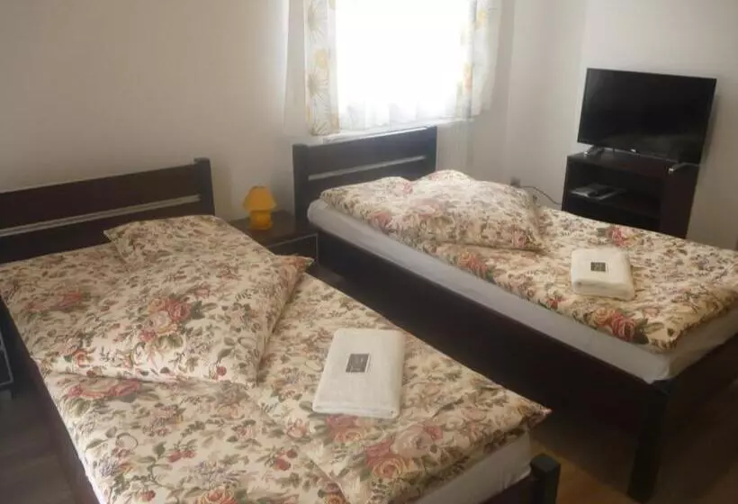 Hotelli Ośrodek Wypoczynkowy Nad Stawem   Holiday Resort By The Lake   Erholungsheim Am See   Prázdninový Dů