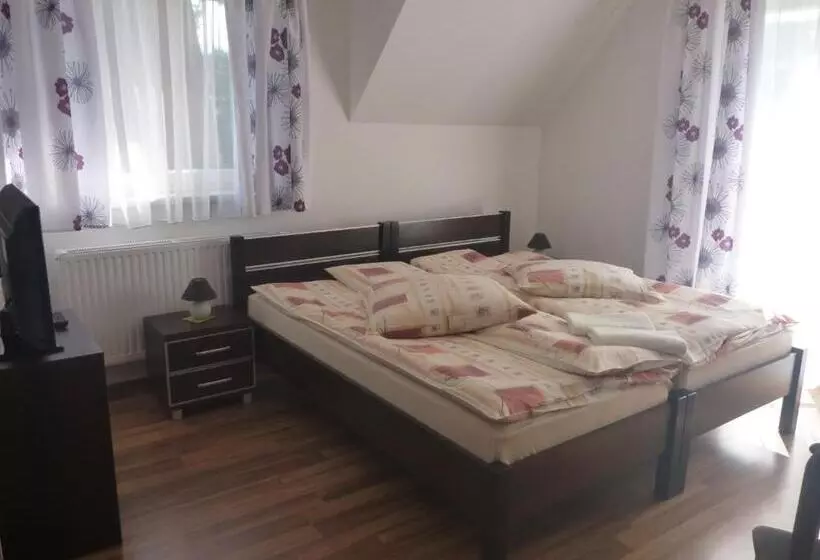 Hotelli Ośrodek Wypoczynkowy Nad Stawem   Holiday Resort By The Lake   Erholungsheim Am See   Prázdninový Dů