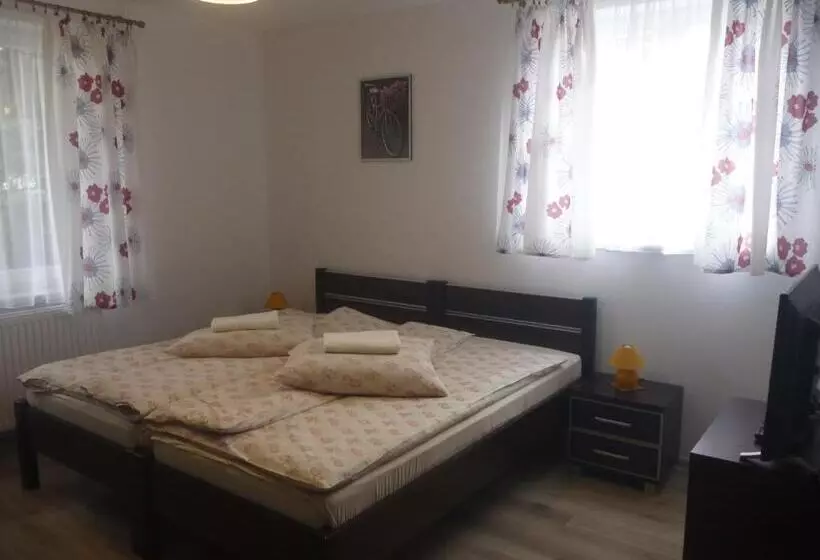 Hotelli Ośrodek Wypoczynkowy Nad Stawem   Holiday Resort By The Lake   Erholungsheim Am See   Prázdninový Dů