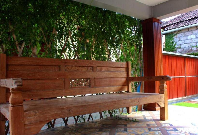 پانسیون Cr Tris Rooms Seminyak