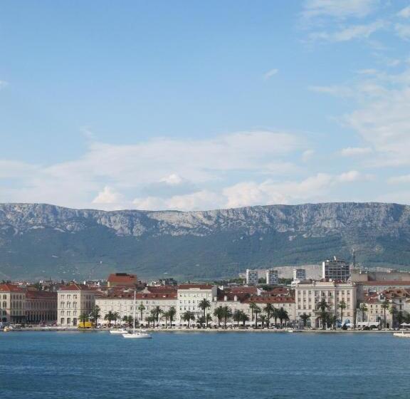 Pensió Guest House Lana 1