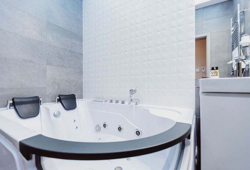 Majatalo Leo Apartments Main Square