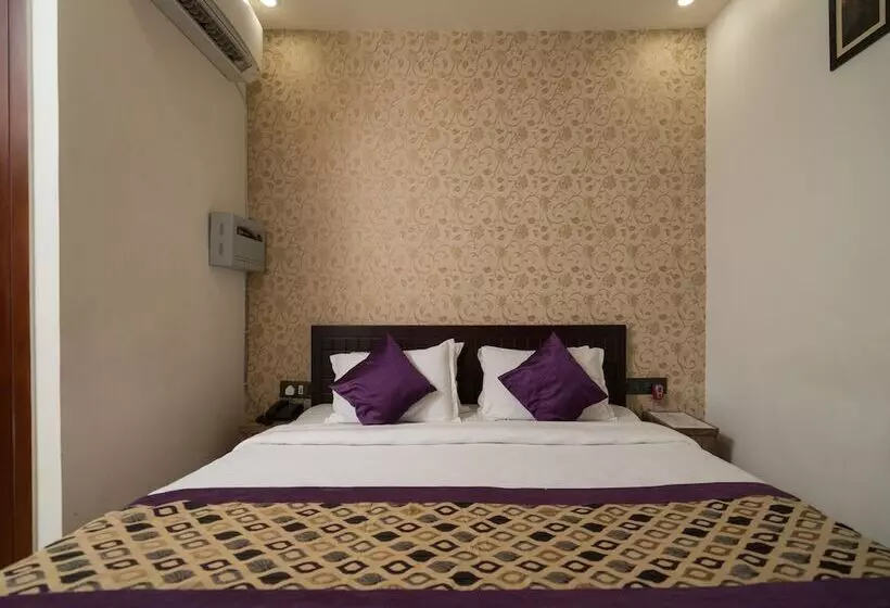 ホテル Rr Palace By Oyo Rooms