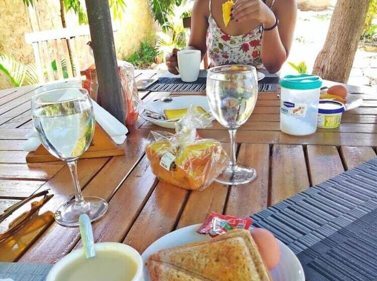 هتل Sea Breeze Villas