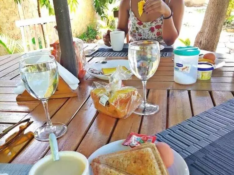 هتل Sea Breeze Villas