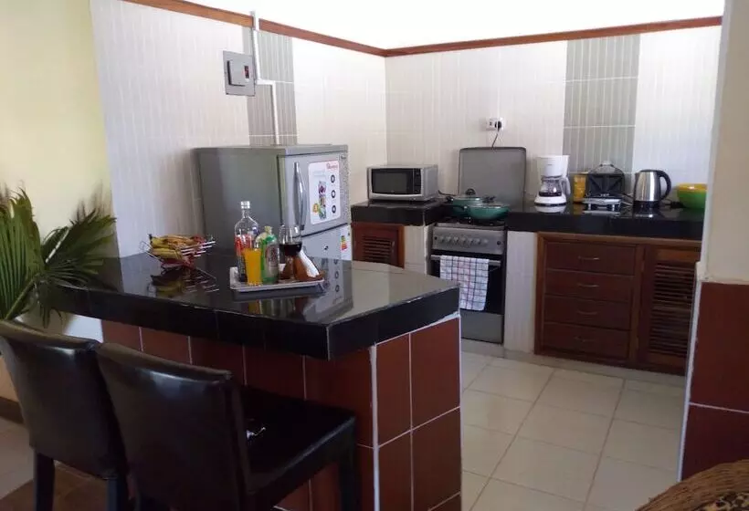 هتل Sea Breeze Villas