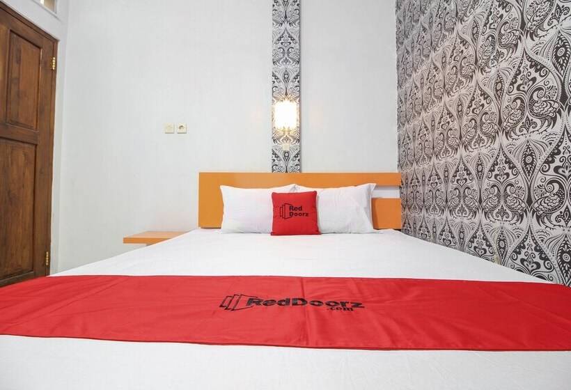 פנסיון Reddoorz Plus Near Hartono Mall