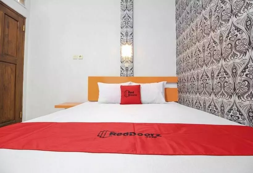 Majatalo Reddoorz Plus Near Hartono Mall