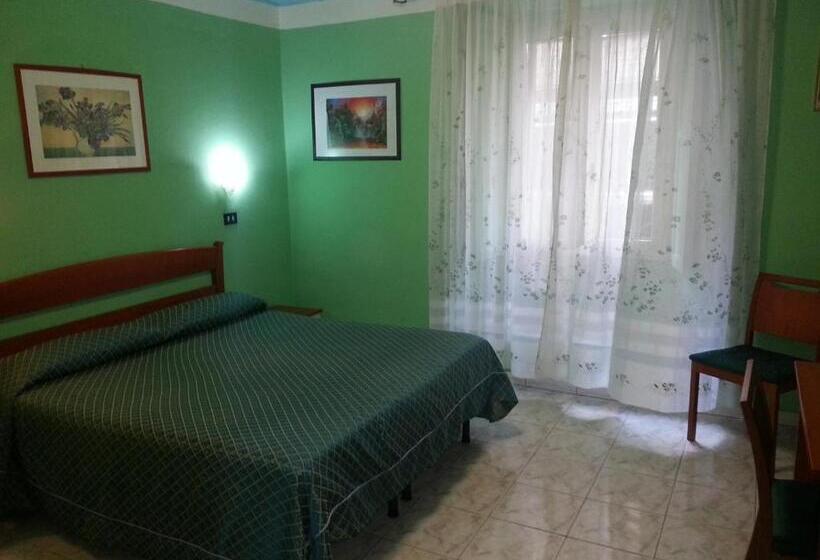 پانسیون Roxena House