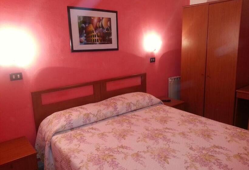 پانسیون Roxena House