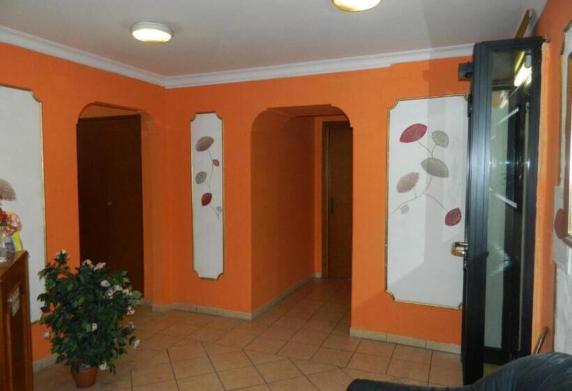 پانسیون Roxena House