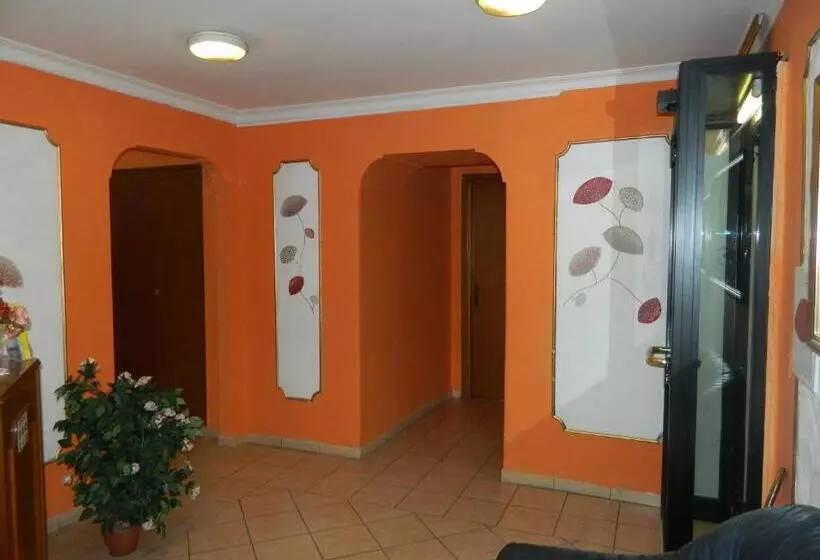 پانسیون Roxena House