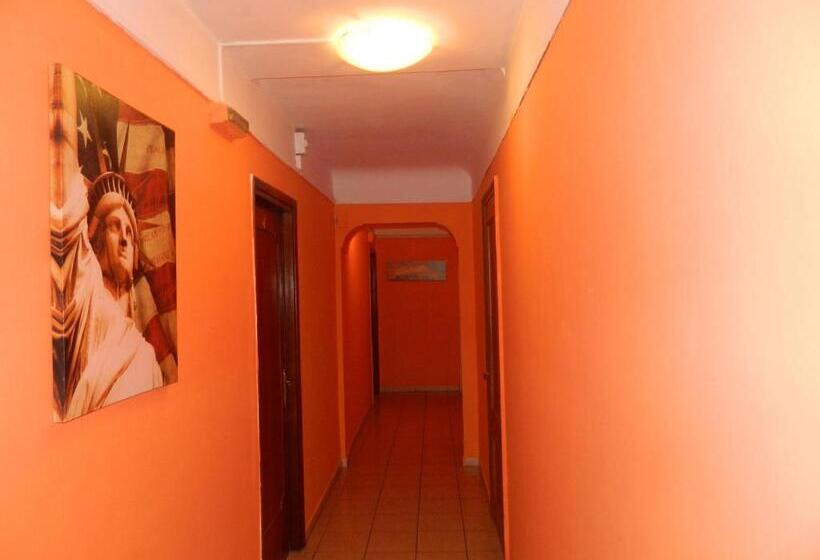 پانسیون Roxena House