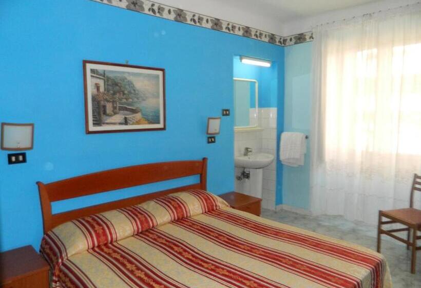 پانسیون Roxena House