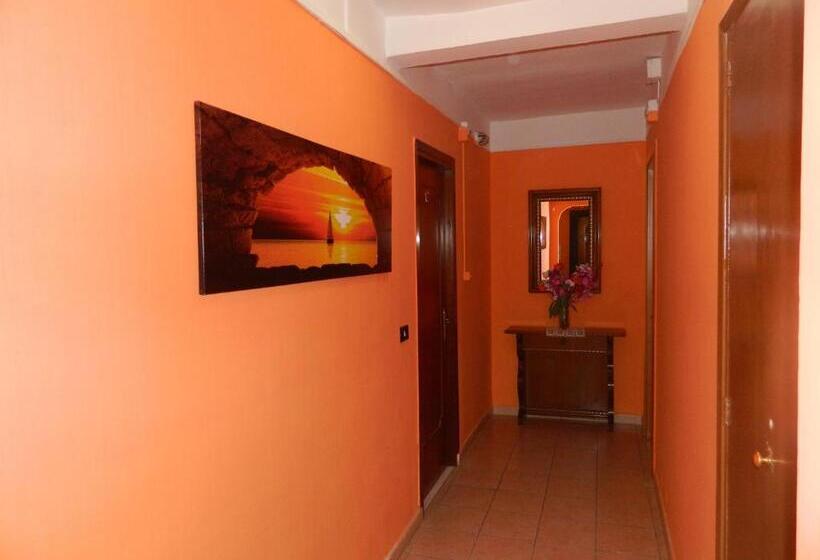 پانسیون Roxena House