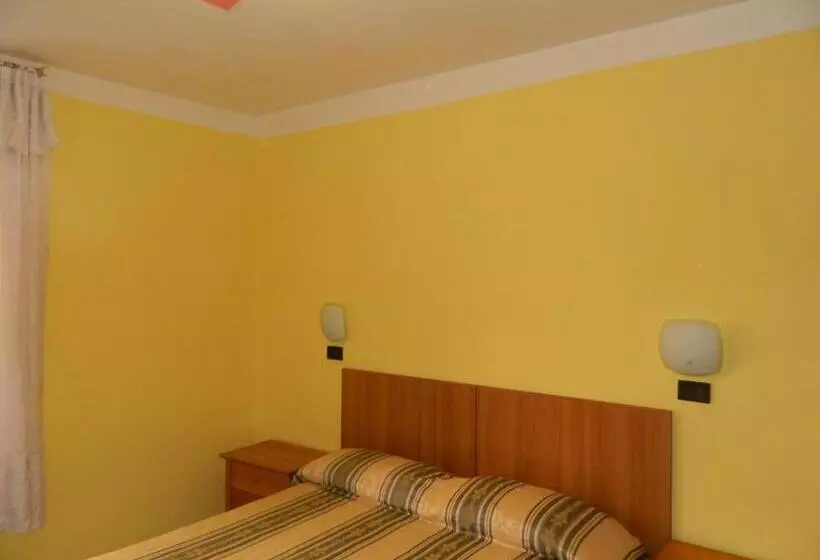 پانسیون Roxena House