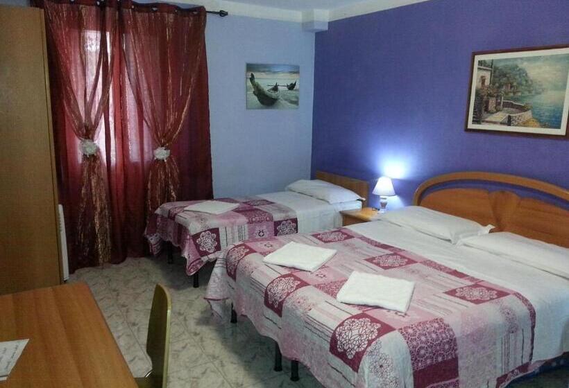 پانسیون Roxena House