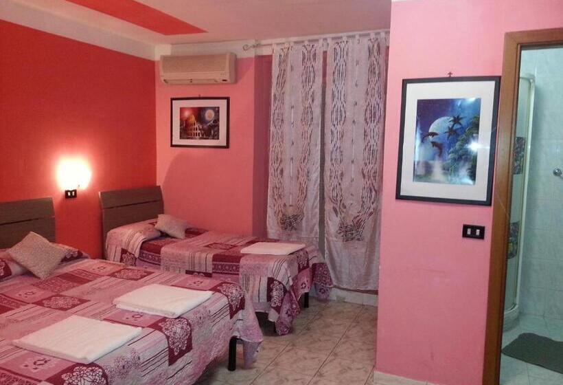 پانسیون Roxena House