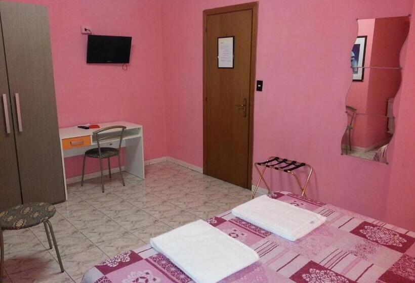 پانسیون Roxena House