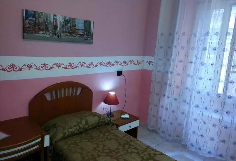 پانسیون Roxena House