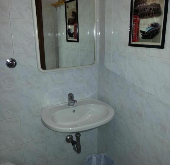 پانسیون Roxena House