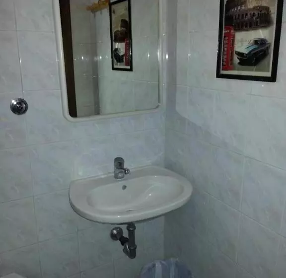 پانسیون Roxena House