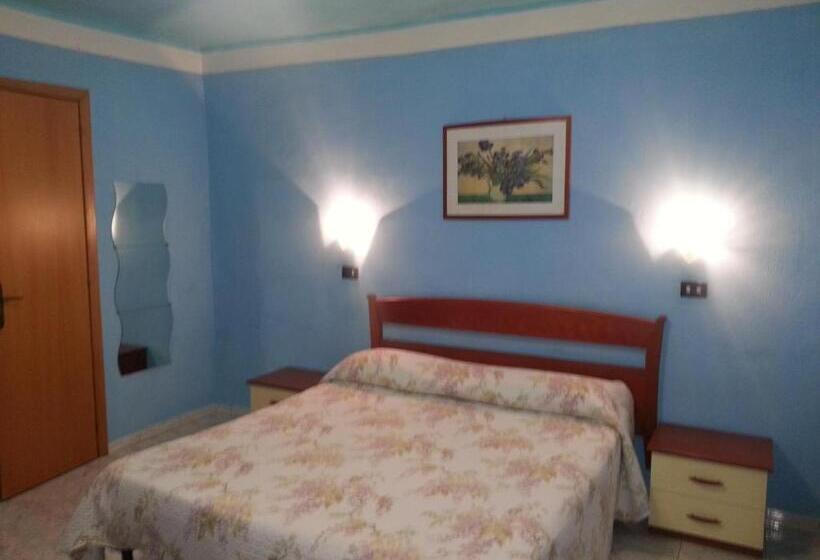 پانسیون Roxena House