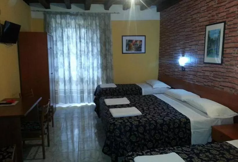 پانسیون Roxena House