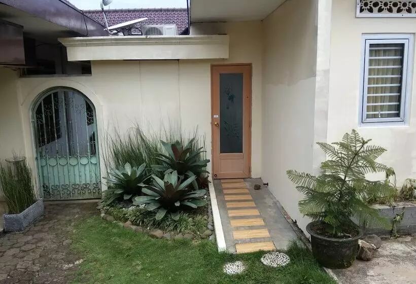 Bed & Breakfast Gio Guesthouse Bogor