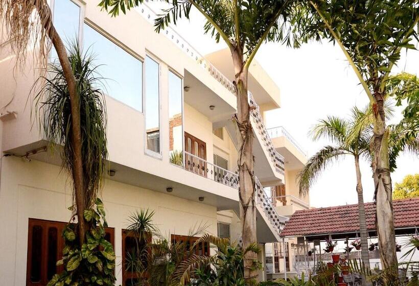 בית מלון כפרי Sukh Vilas Jaipur