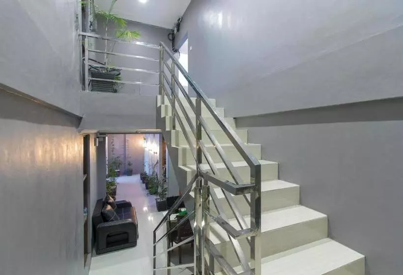 Hotelli Reddoorz Near Universitas Muhammadiyah Palangkaraya