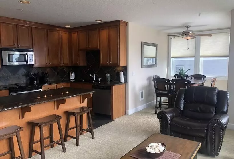 Rockaway Oceanview Condo,steps To The Beach & Downtown,w&d, Wifi