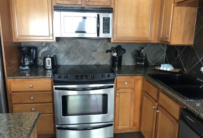 Rockaway Oceanview Condo,steps To The Beach & Downtown,w&d, Wifi
