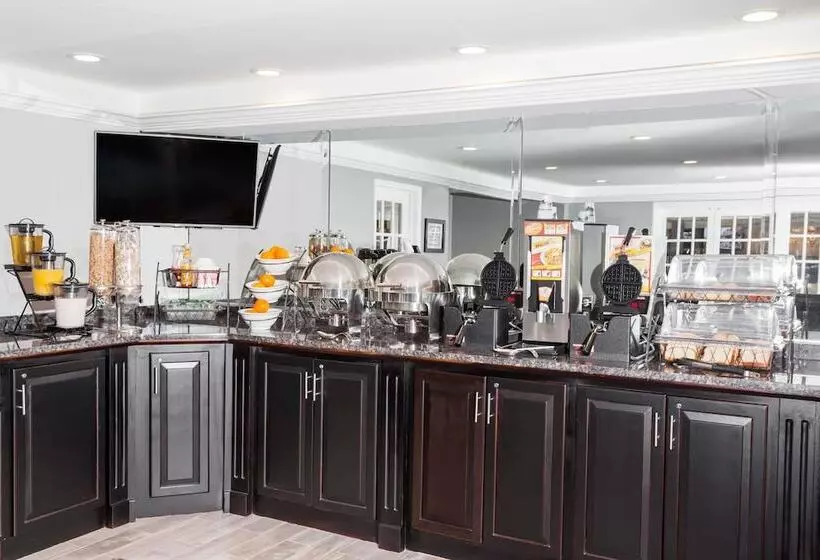 هتل Baymont By Wyndham Glenview