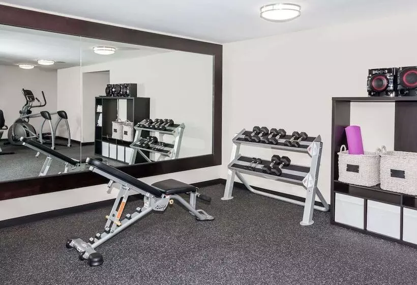 هتل Baymont By Wyndham Glenview