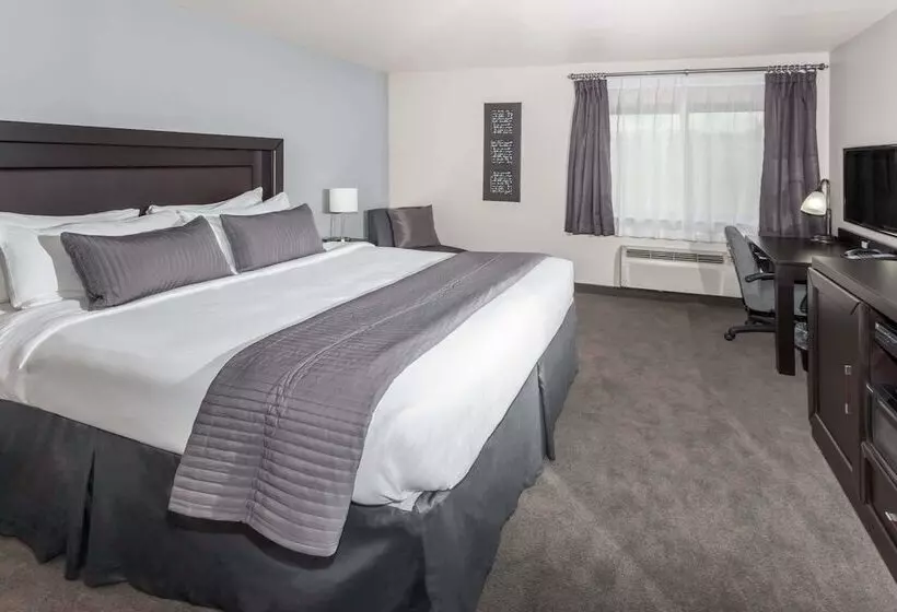 هتل Baymont By Wyndham Glenview