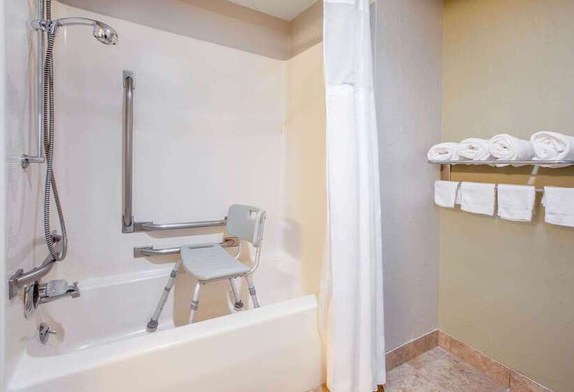 فندق Baymont By Wyndham Grand Rapids Airport