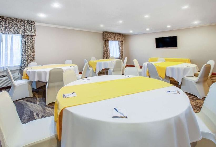 فندق Baymont By Wyndham Grand Rapids Airport