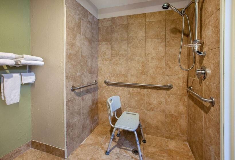 فندق Baymont By Wyndham Grand Rapids Airport