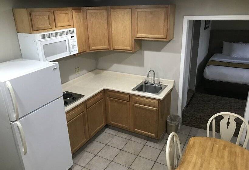 فندق Baymont By Wyndham Grand Rapids Airport