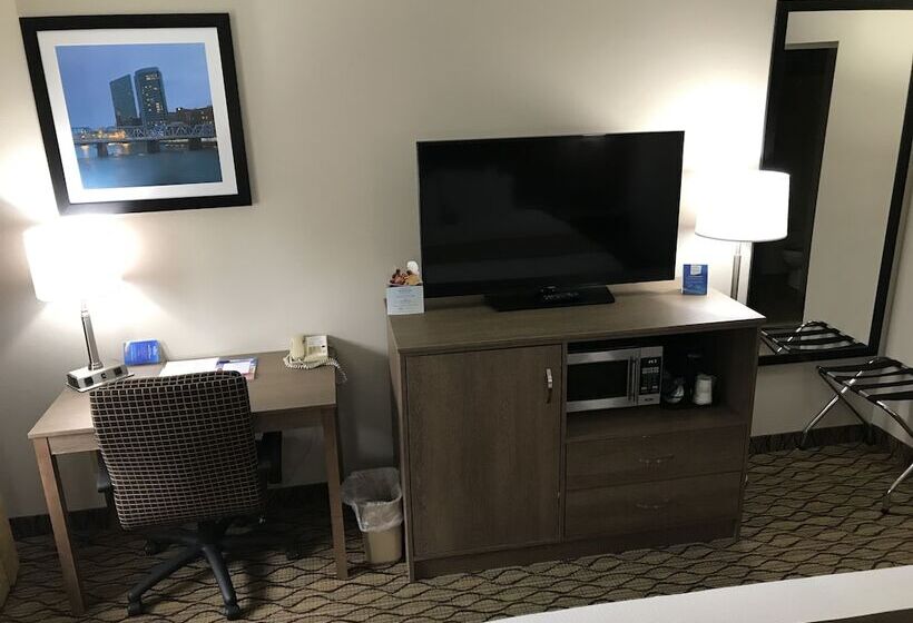 فندق Baymont By Wyndham Grand Rapids Airport