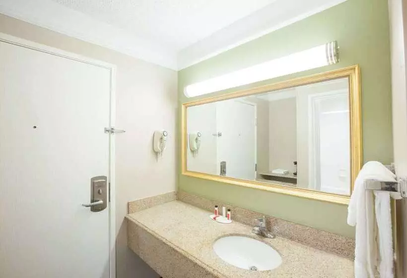 هتل Baymont By Wyndham Texarkana